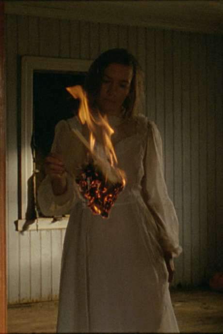 A woman embarks on a solitary journey north, eventually finding refuge in an abandoned house. There, she begins to inhabit the lives of those who previously lived there. Her identity, origin, and motivations remain a mystery; she appears as an empty vessel, profoundly affected by her surroundings. As light and darkness shift, and a storm approaches, everything seems to be falling apart – her sense of self, the idea of home, and the boundaries between the internal and external world.